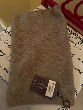 Noble Wilde Women's Neck Warmer Gator in Oyster Made in New Zealand NWT